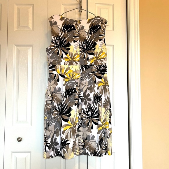 NWOT Connected Apparel Tropical Print No-Sleeve Shift Dress with Tiered Front - Picture 4 of 15